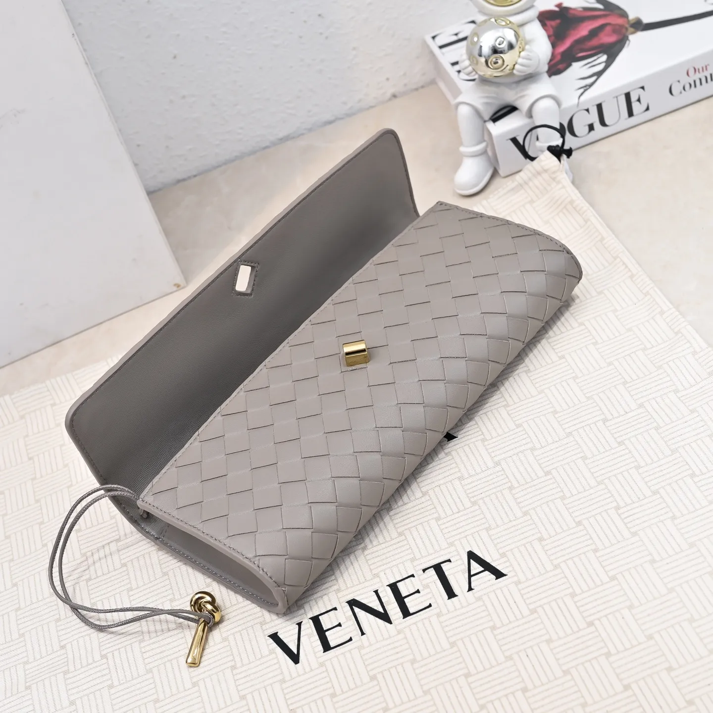 The batch of 1360 BV Andiamo evening handbags has been heavily planted again~ The designer aesthetics in the era of economic downturn are back. I fall in love with it at first sight and can't put it down. It's so beautiful and full of aura. The shape and texture are very competitive. It's light in weight and has sufficient capacity. It's a must-have for fashionistas. It's suitable for many occasions, minimalist, high-end and light luxury. Model No.: 741511 Size: 31*13*3cm
